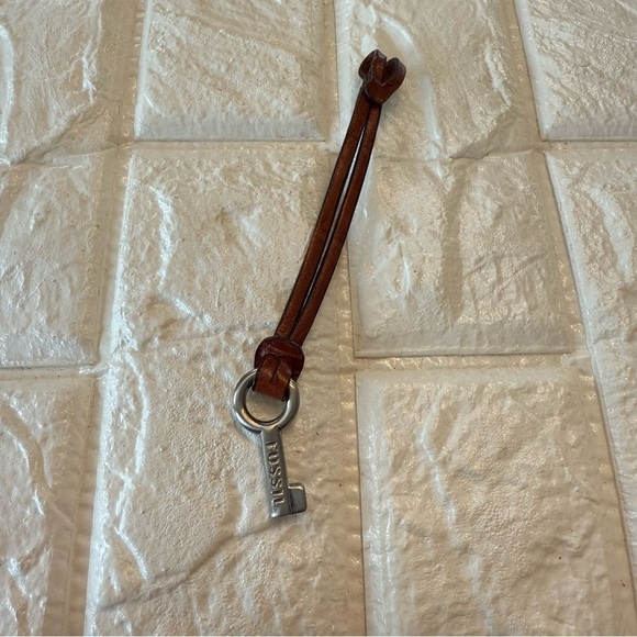 FOSSIL Silver KEY Brown LEATHER Strap Key Fob Bag Charm Keychain Hang Tag - Picture 4 of 5